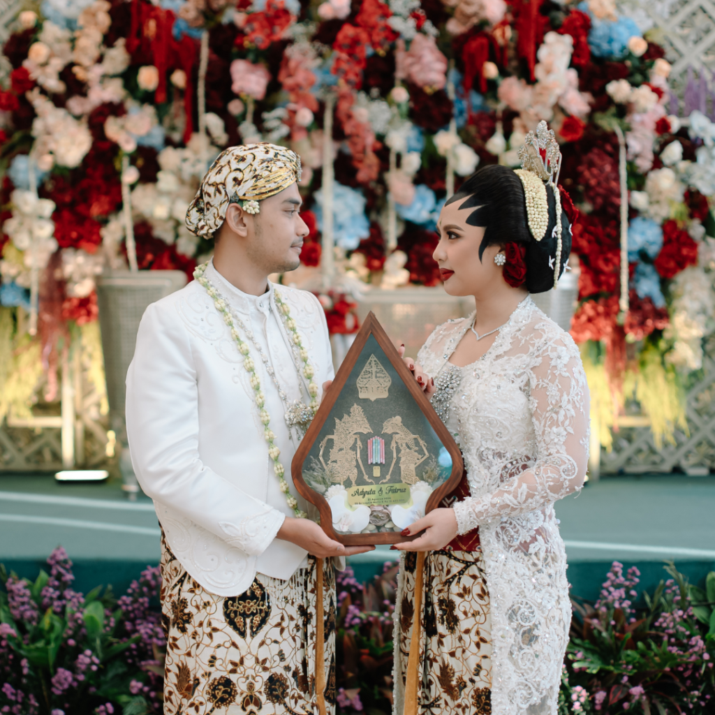 Ini adalah gambar pengantin jawa yang menggunakan paes jawa