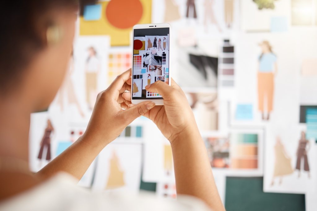 Ini adalah gambar seorang yang sedang memfoto moodboard untuk inspirasi